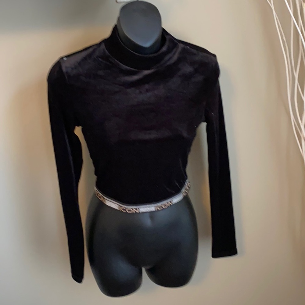 Velvet crop top with detailed hem